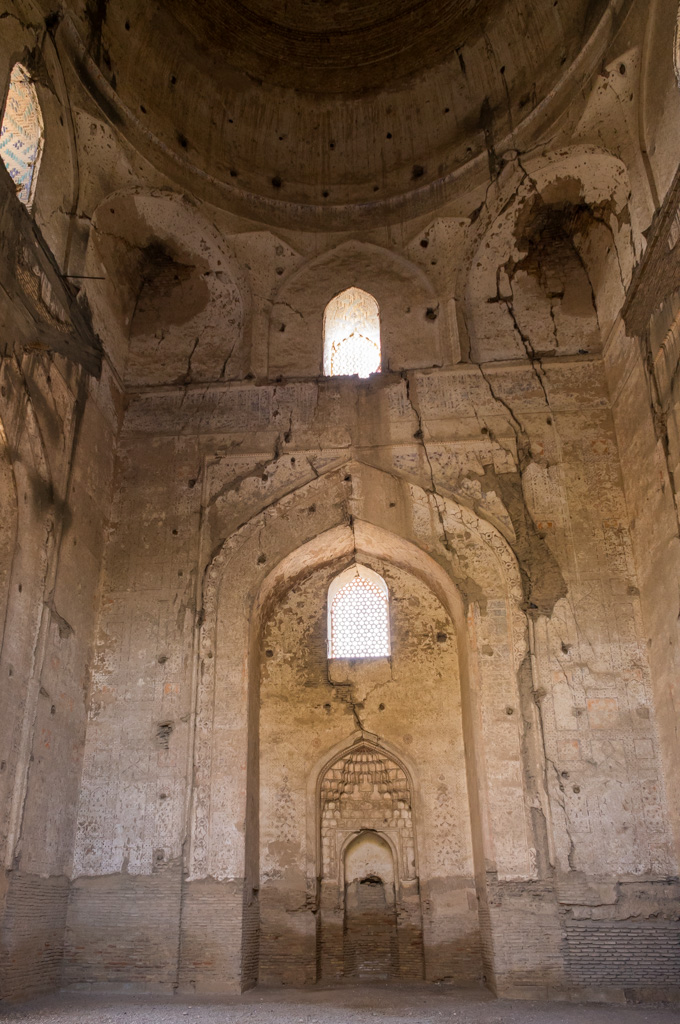 Fragiler Innenraum der Hauptmoschee Bibi Chanym