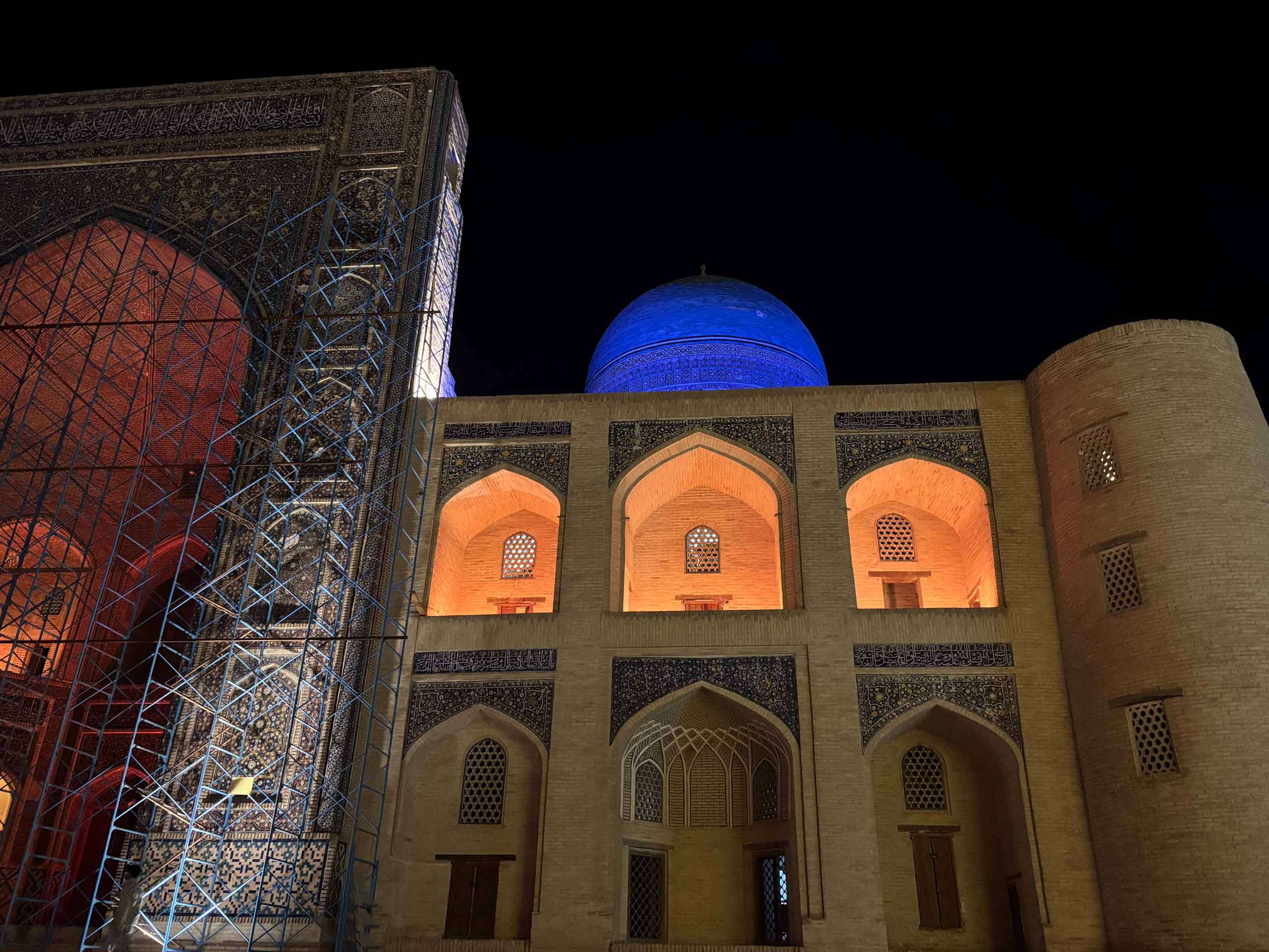 Po-i-Kalan, Mir-Arab-Madrasa eingerüstet