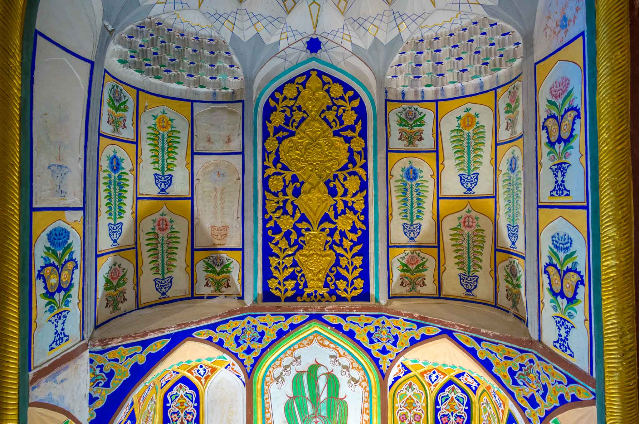 Gebetsnische, Innenraum der Moschee