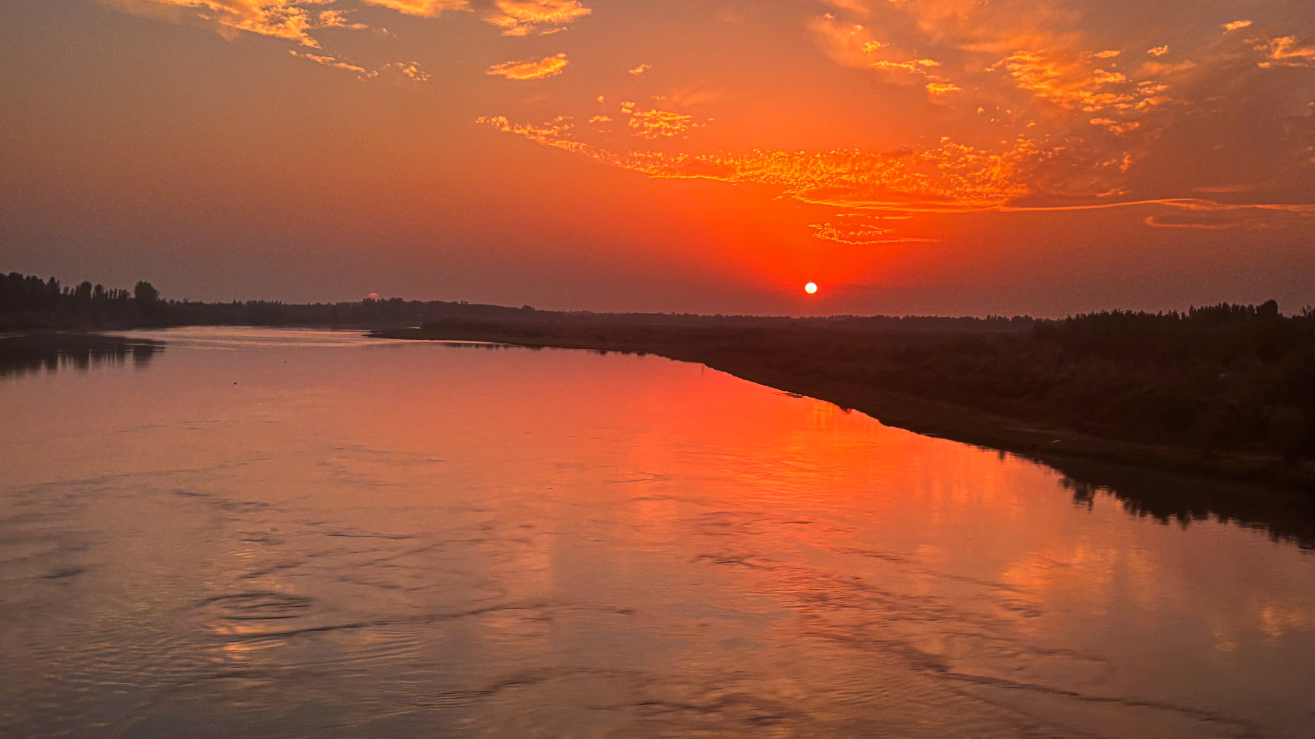 Sonnenuntergang durch schwarze Fensterfolie