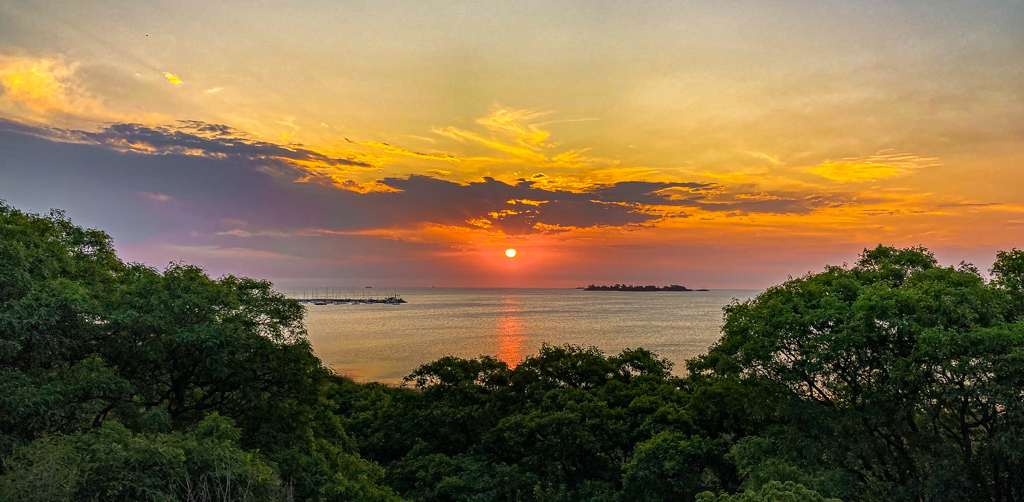 Sonnenuntergang am playa urbana, Colonia del Sacramento