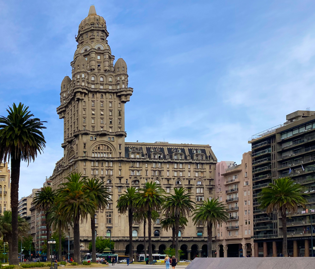 Plaza Independencia mit Palacio Salvo, Montevideo