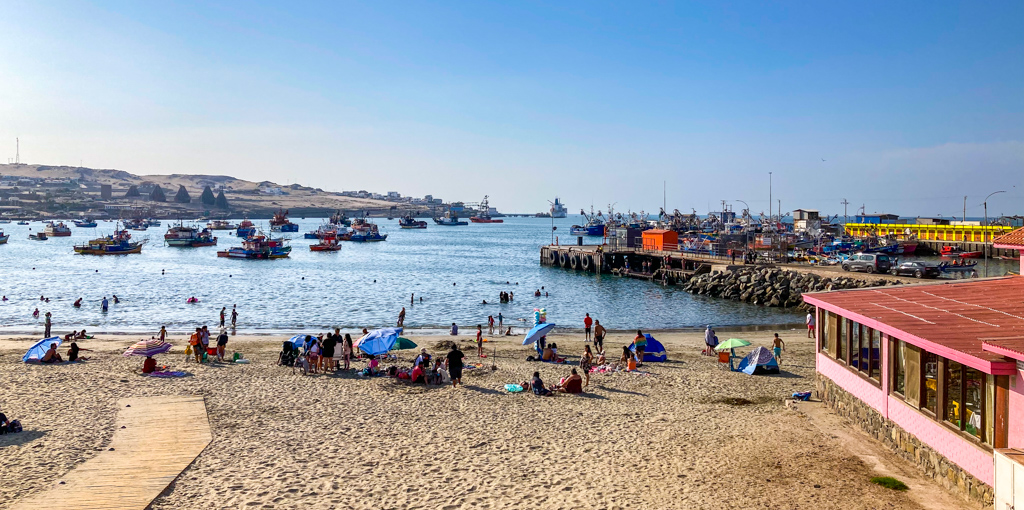 Strand im Hafenbecken von Caldera