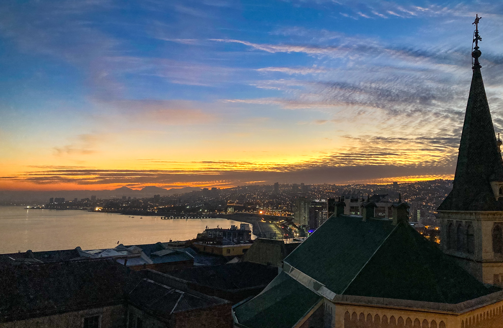 Morgenrot in Valparaíso mit Aconcagua