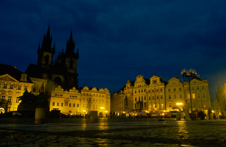 Altstädter Ring bei Nacht