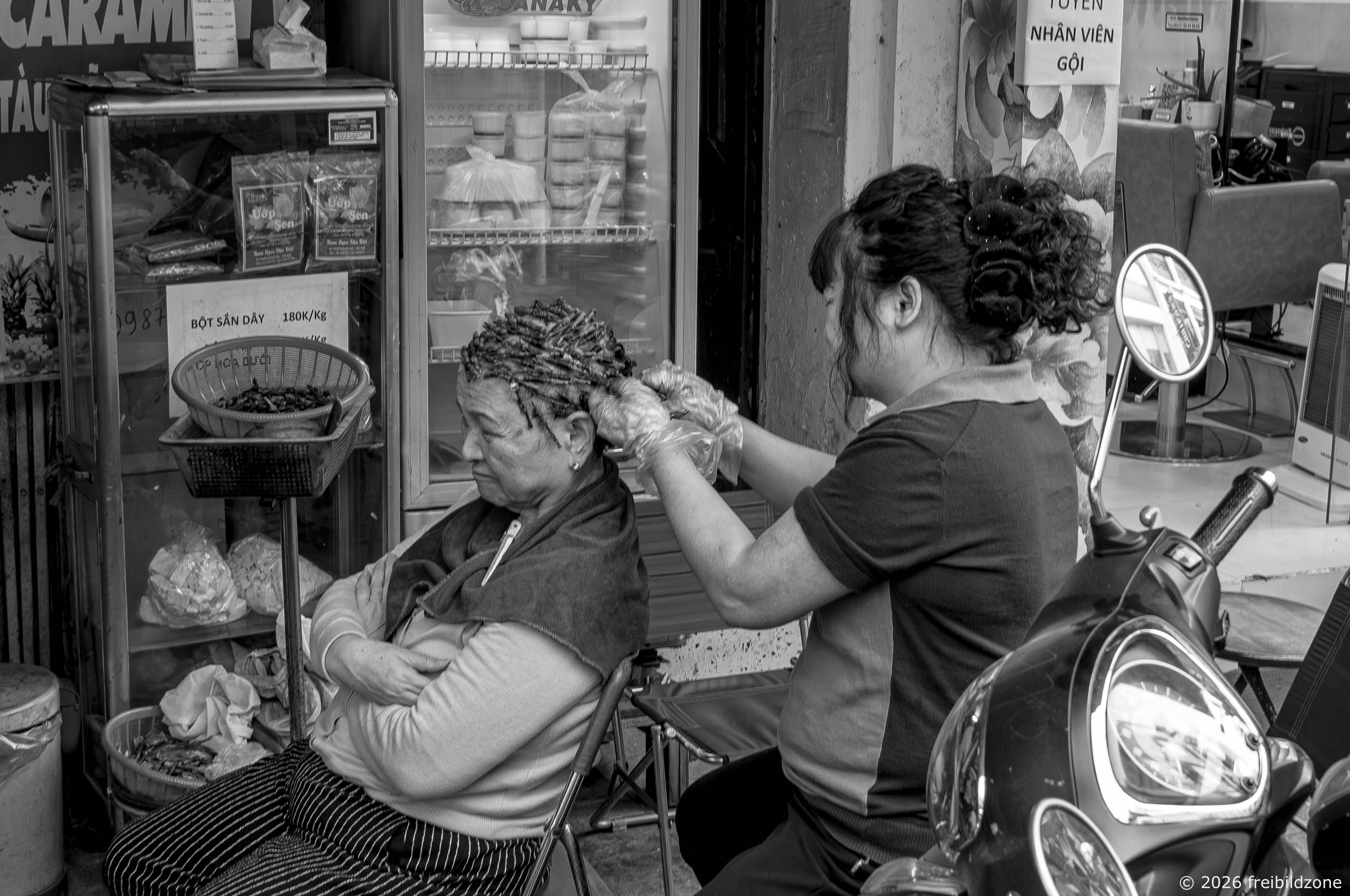 Straßenfriseurin, Altes Viertel, Hanoi