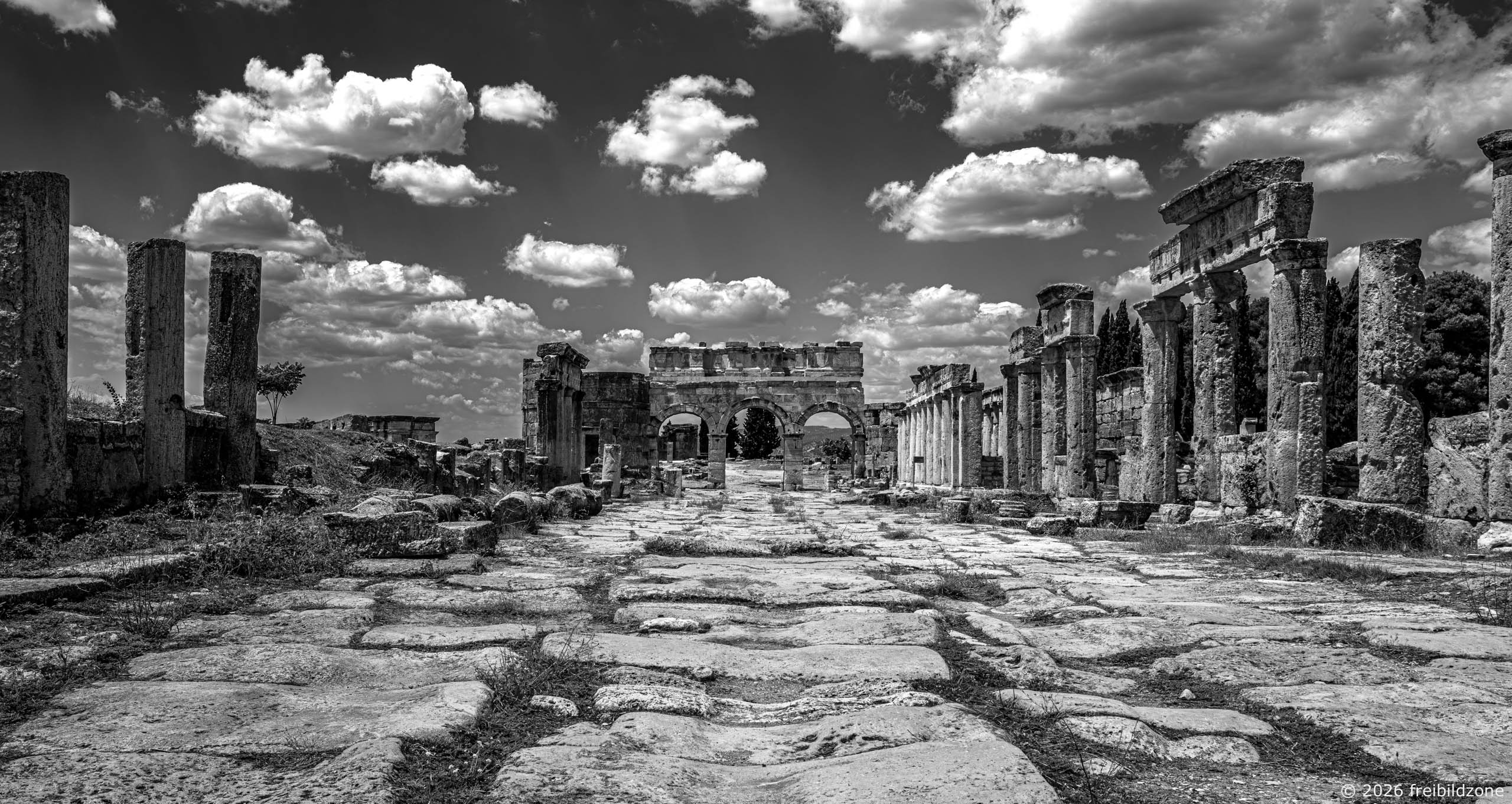 Hauptstraße mit Frontinustor, Hierapolis, Pamukkale, Türkei
