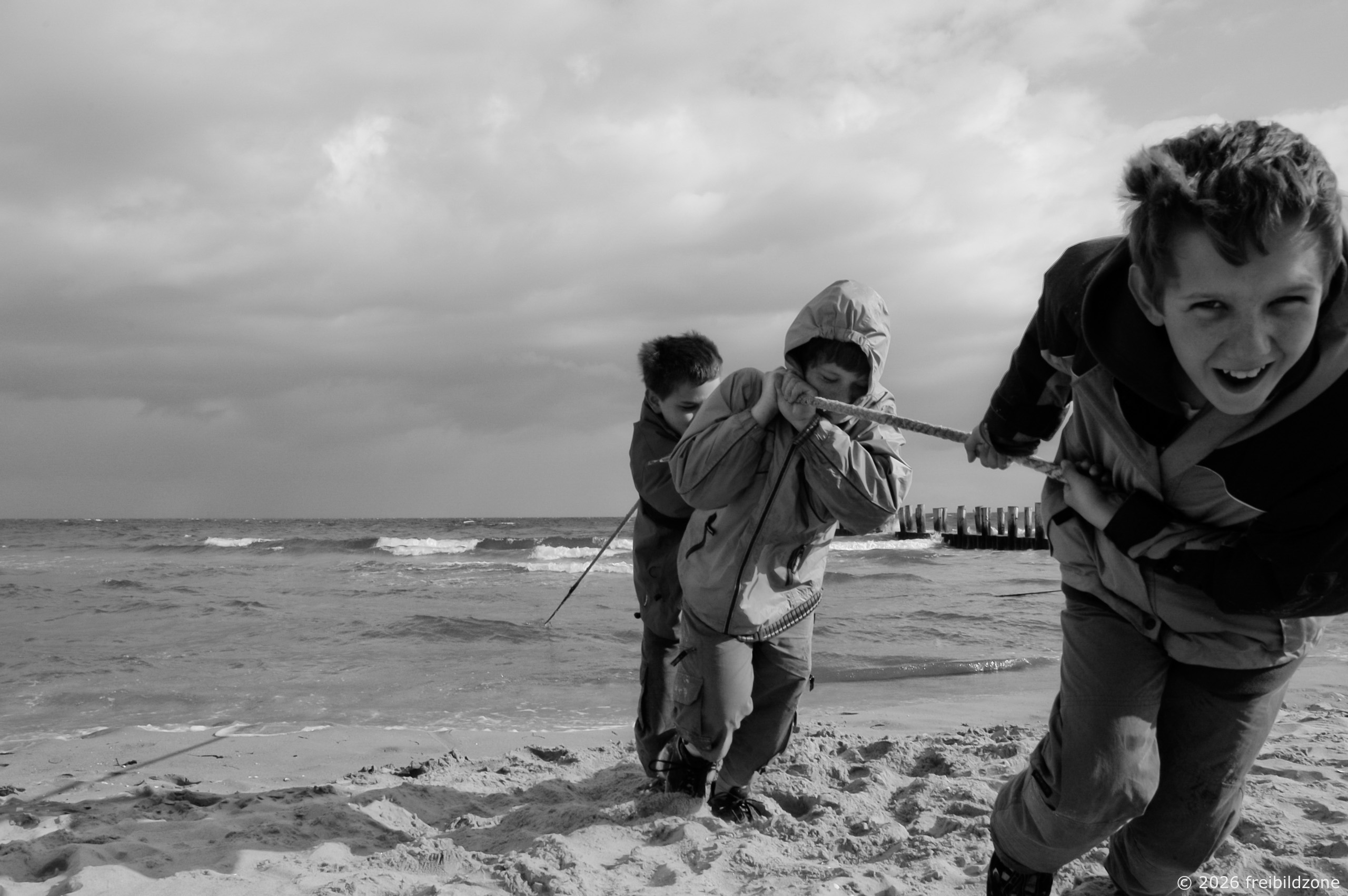 Kinder bei Zingst, Hommage du Robert Lebeck (Fischer am Strand bei Malaga, 1964)