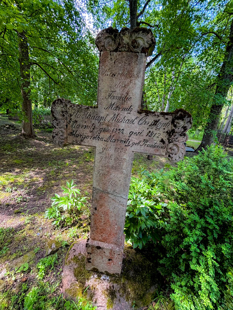 Waldfriedhof in Cēsis, Grabkreuz von 1812