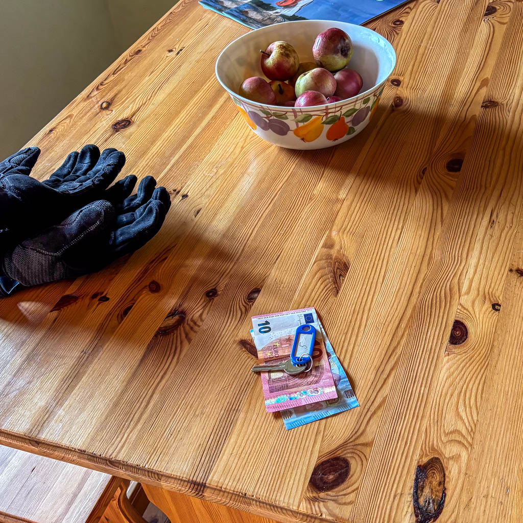 Kuus Tabu, Zimmer bezahlt