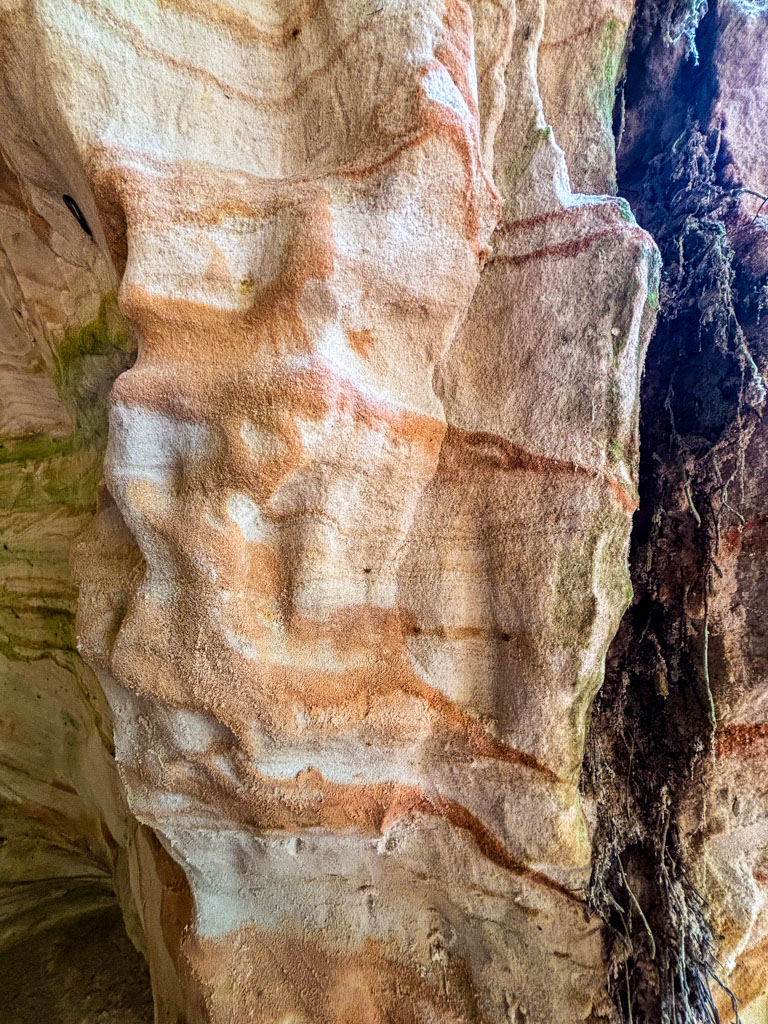 Sandsteinschichten, Piusa Höhlen