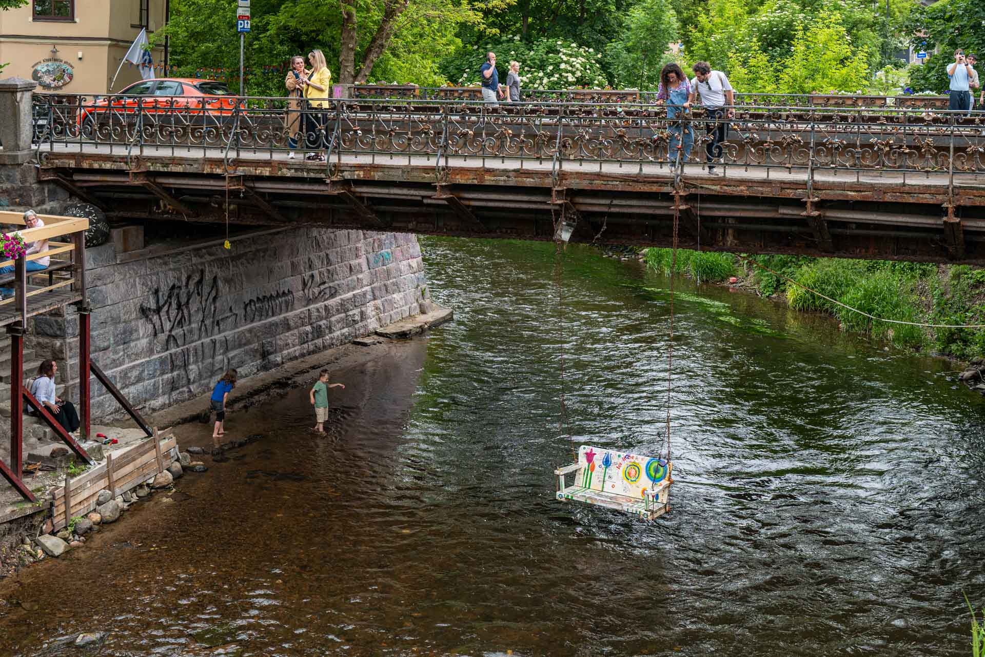 Schaukel unter der Užupis-Brücke
