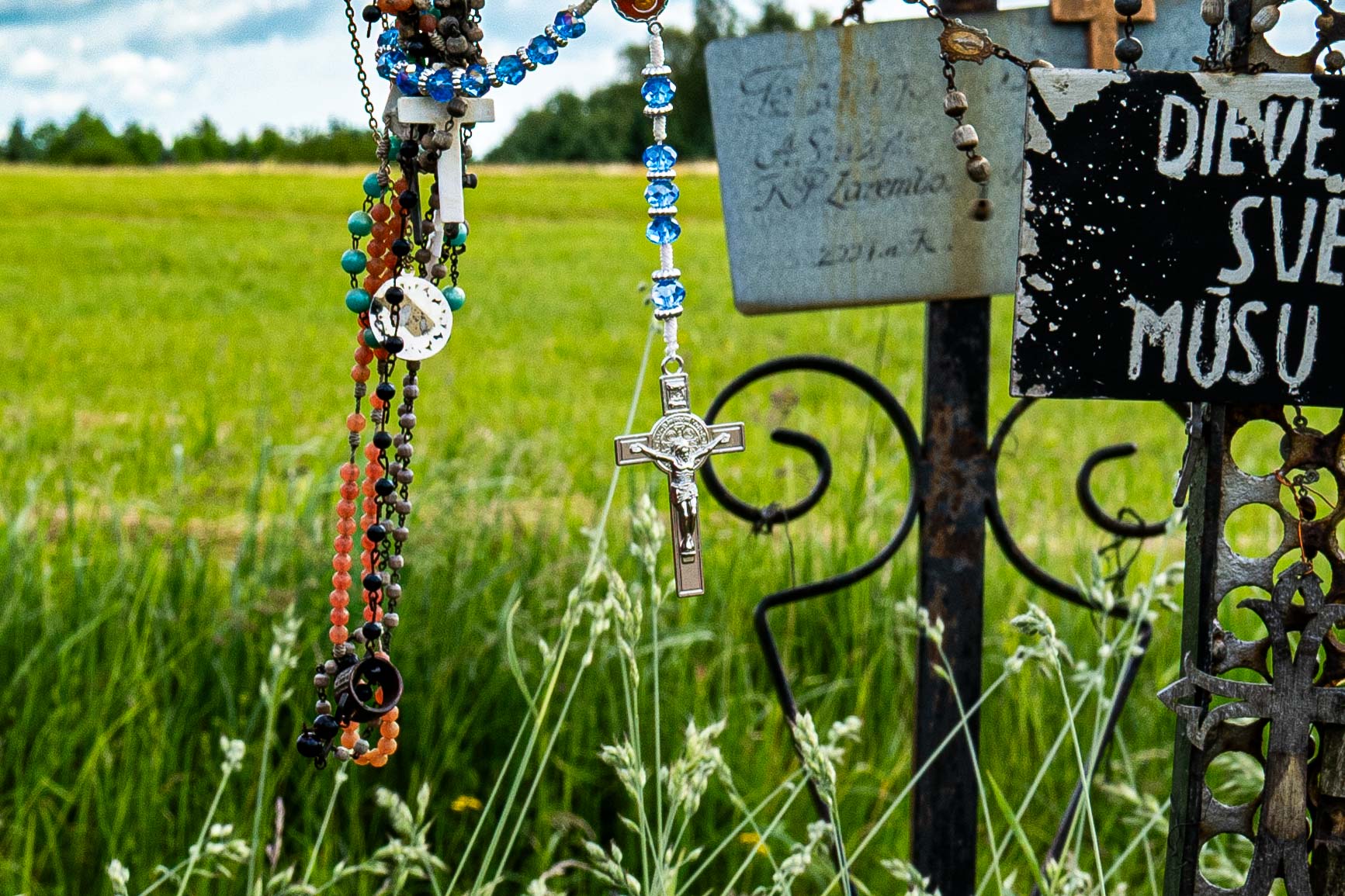 Amulett mit Metallkreuz