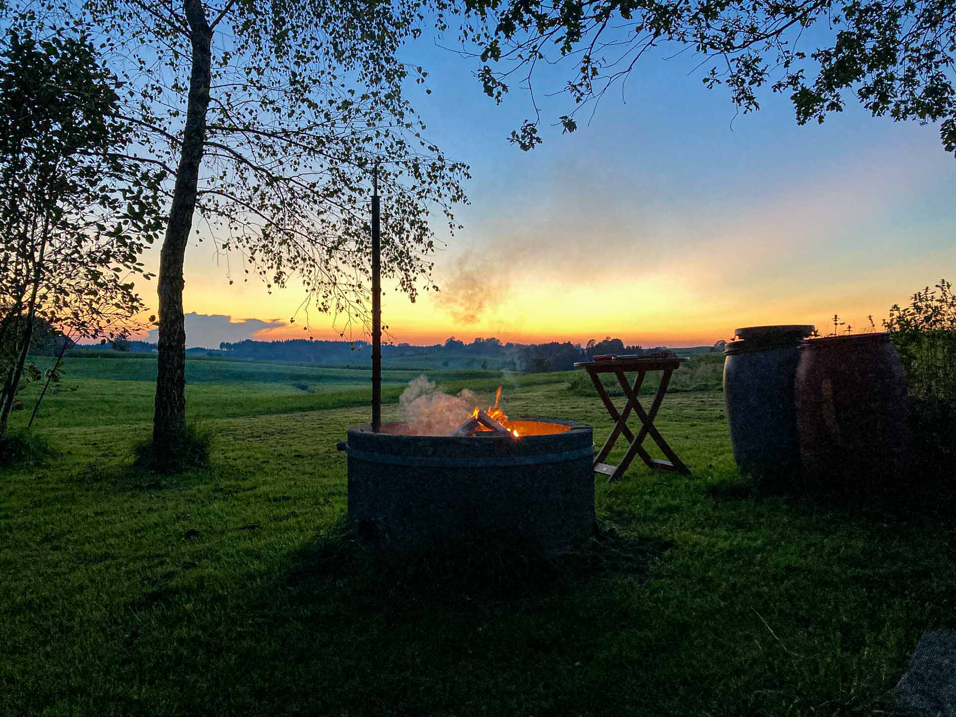 Wärmendes Lagerfeuer bei Freunden im Allgäu