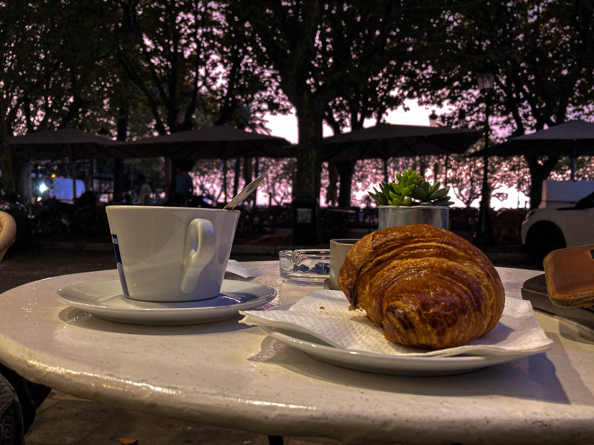 Frühstück in Bastia um 7:00 h