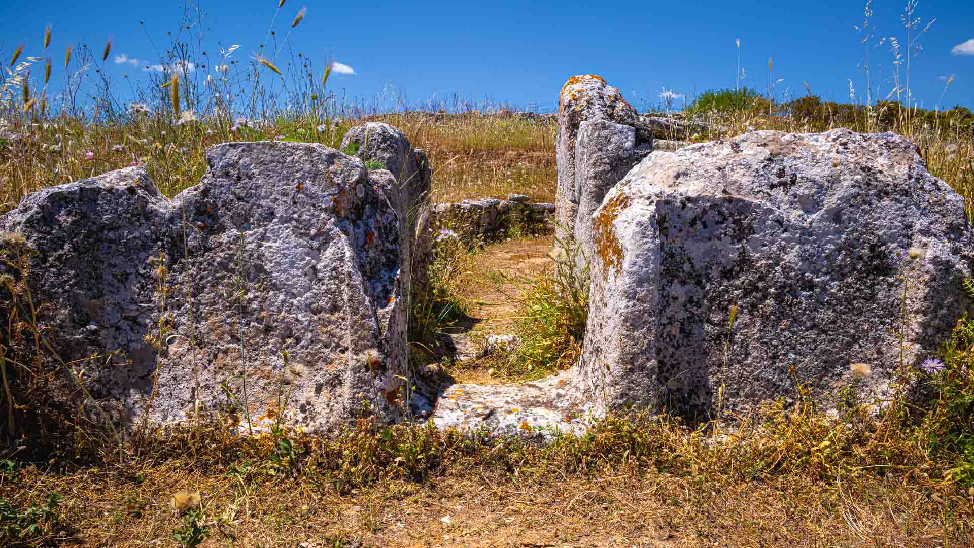 Menhire am Eingang der Tomba dei giganti di Aiodda