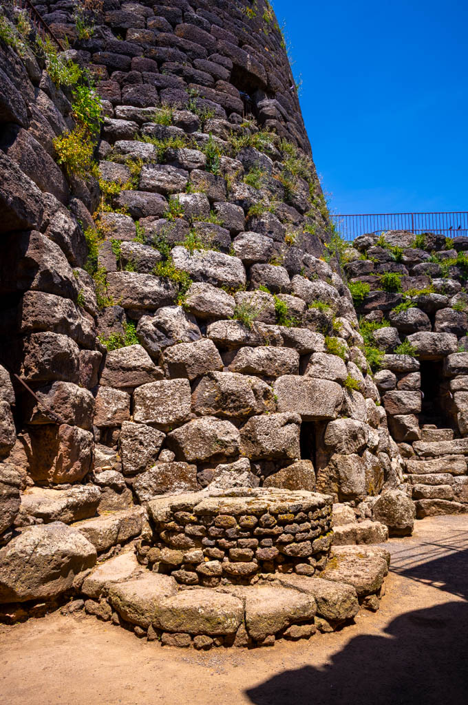 Hauptturm und Brunnen der Nuraghe Santu Antine