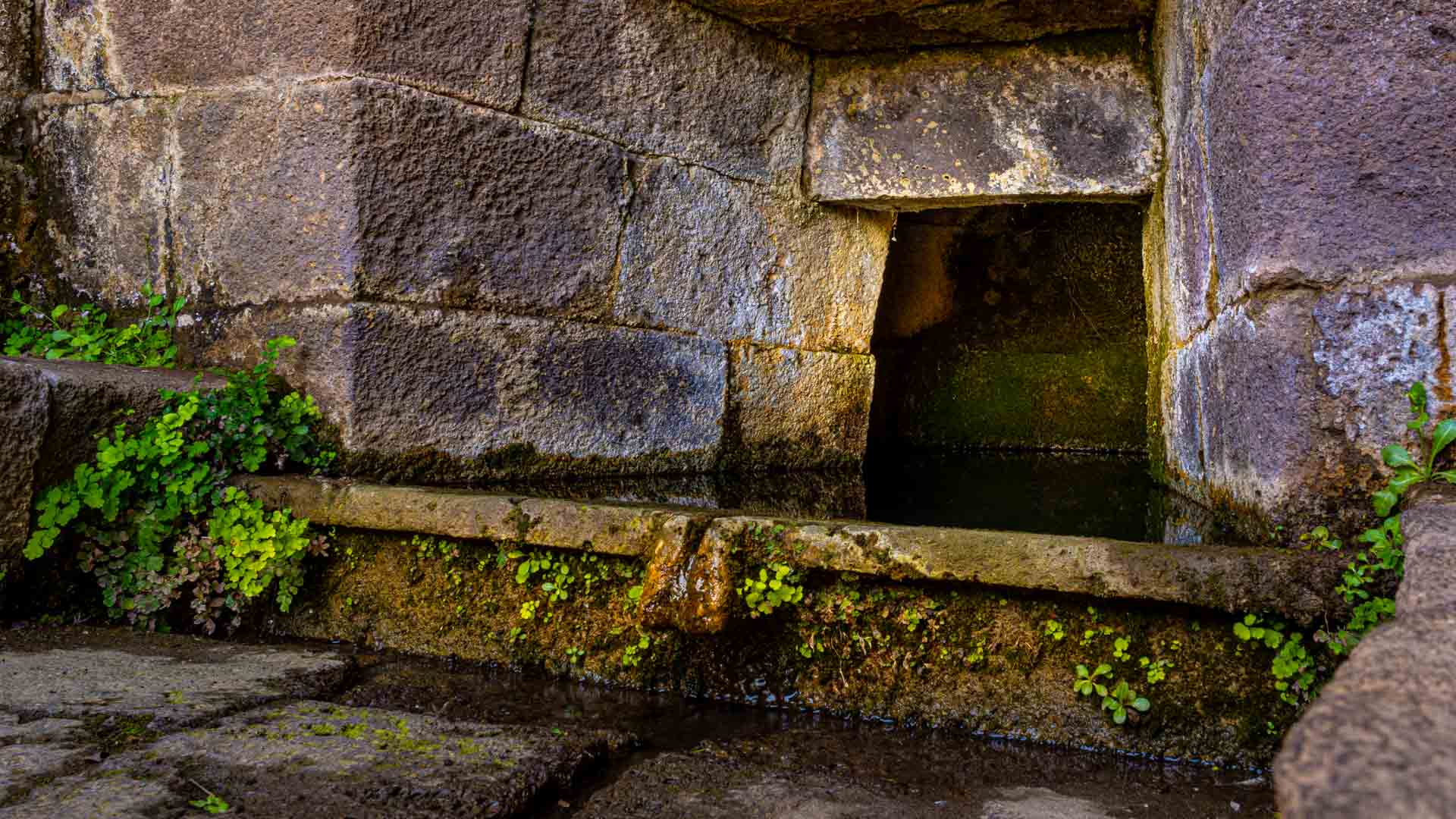 Su Tempiesu, der Brunnen
