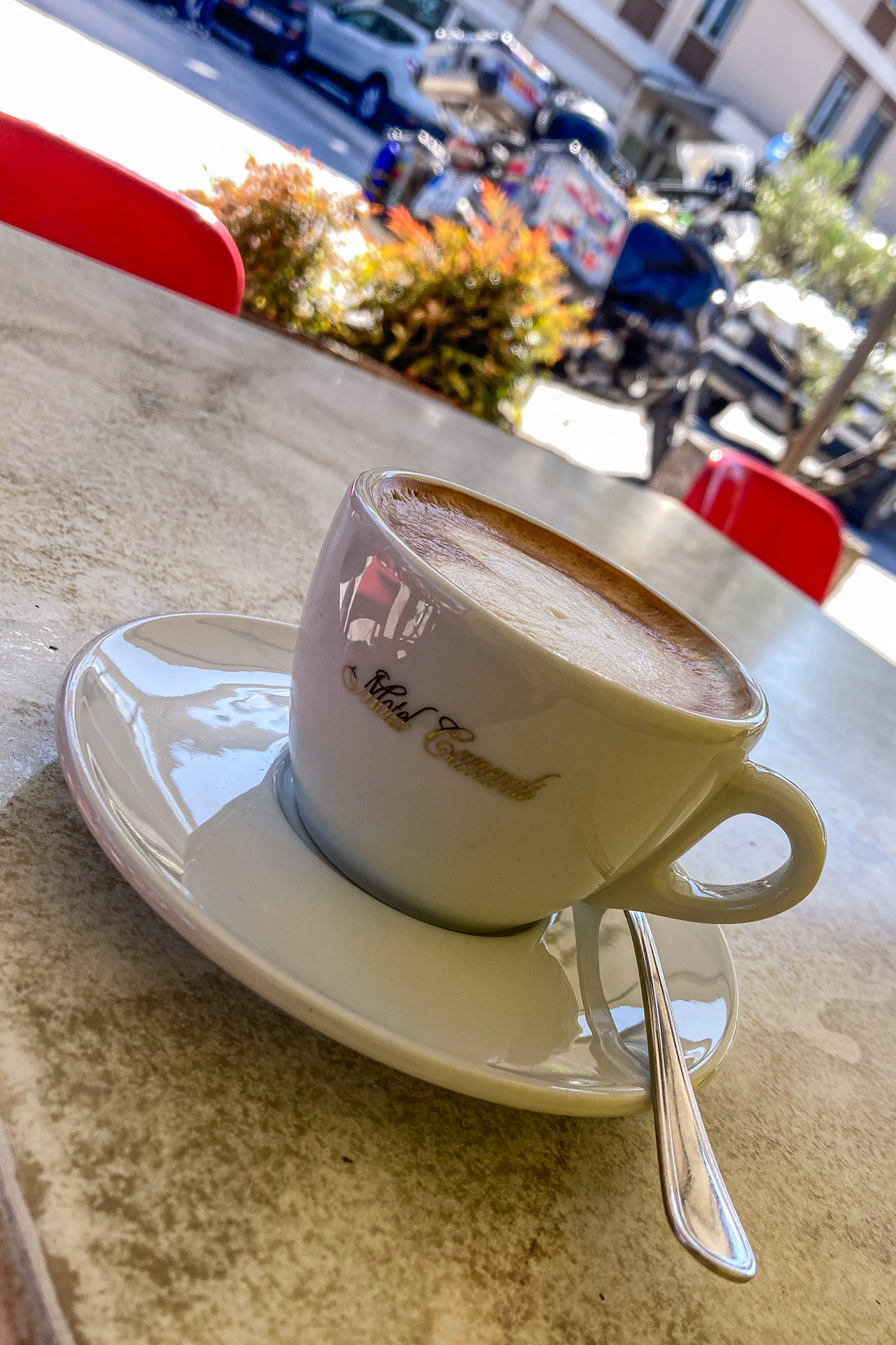 Tanken, Cappuccino, irgendwo...