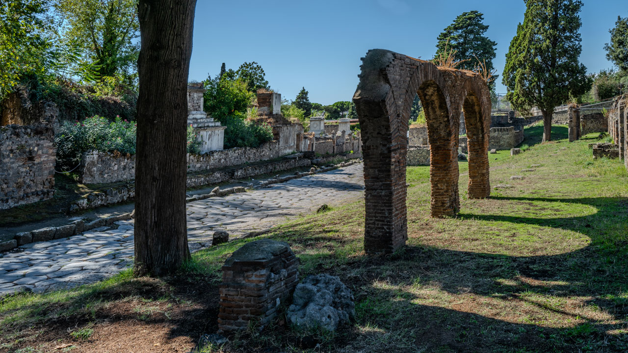 Via delle Tombe