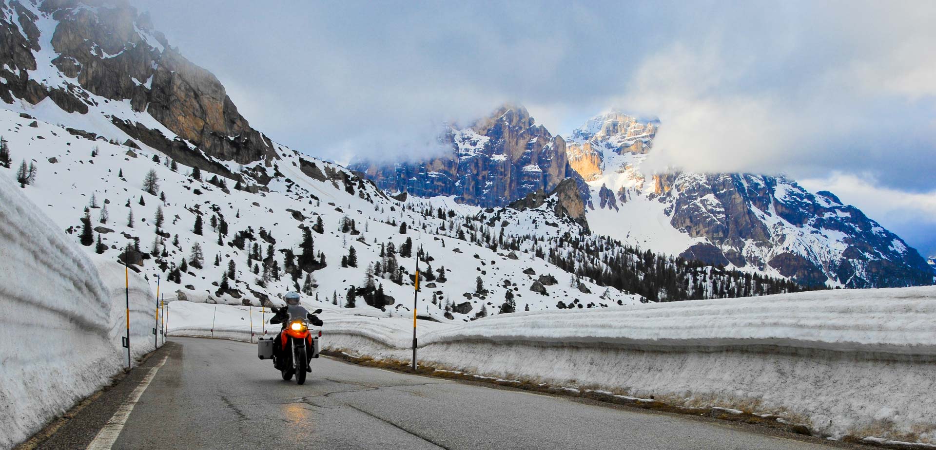 Schnee in den Dolomiten