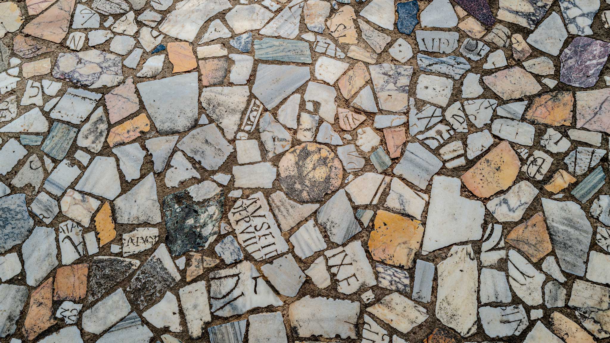 Bodenmosaik aus nicht zuzuordnenden Fragmenten