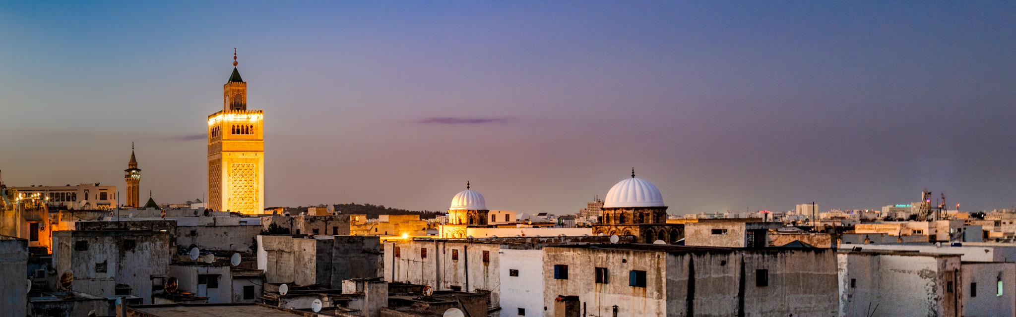 Ez-Zitouna-Moschee und Abend über der Medina