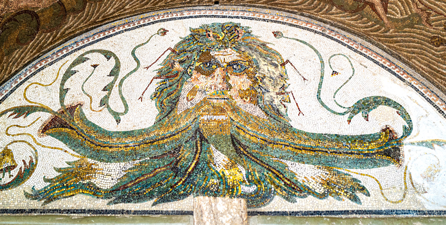 Bad mit Mosaik des Meeresgottes