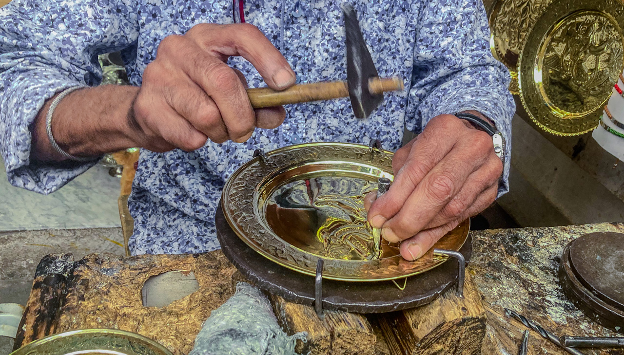 Treibhandwerk in den Souks des Ferblantiers