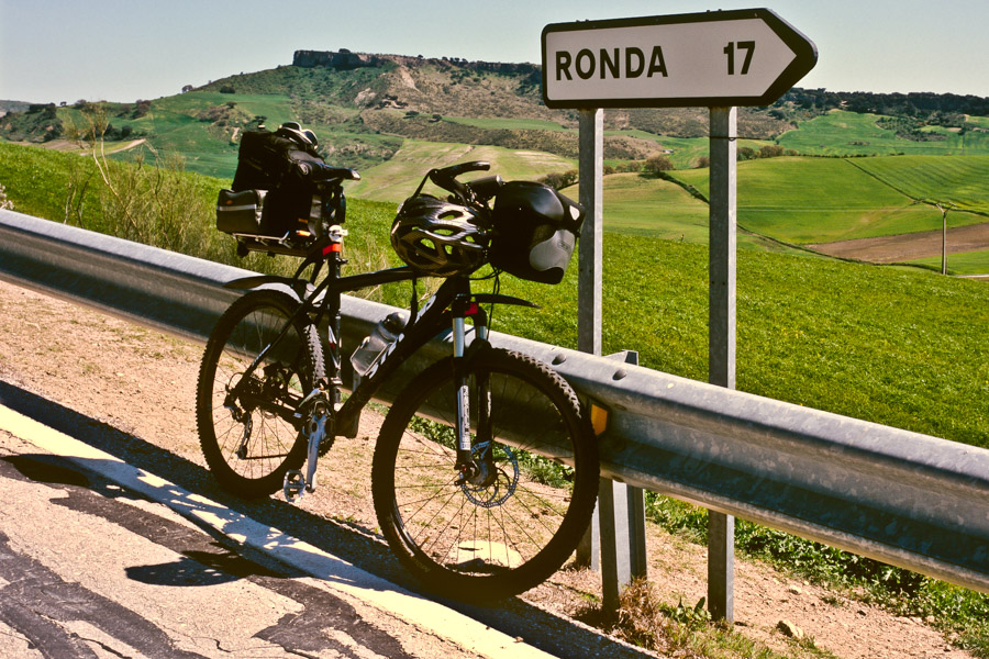 Fahrrad am Straßenschild nach Ronda