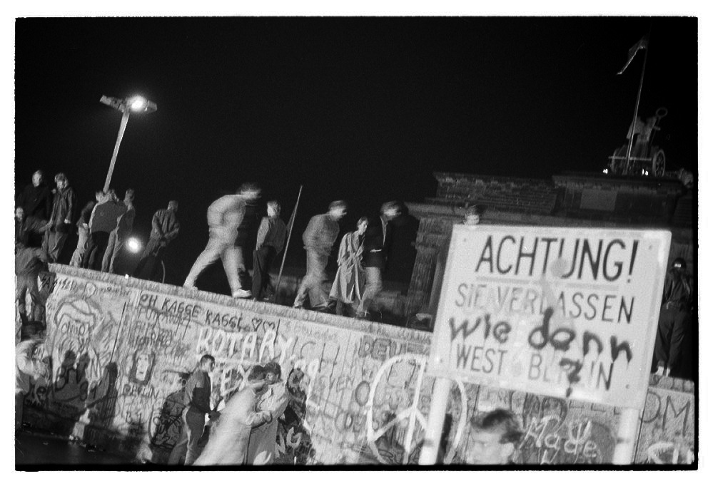 9. November 1989: Am Brandenburger Tor, die ersten Menschen auf der Mauer