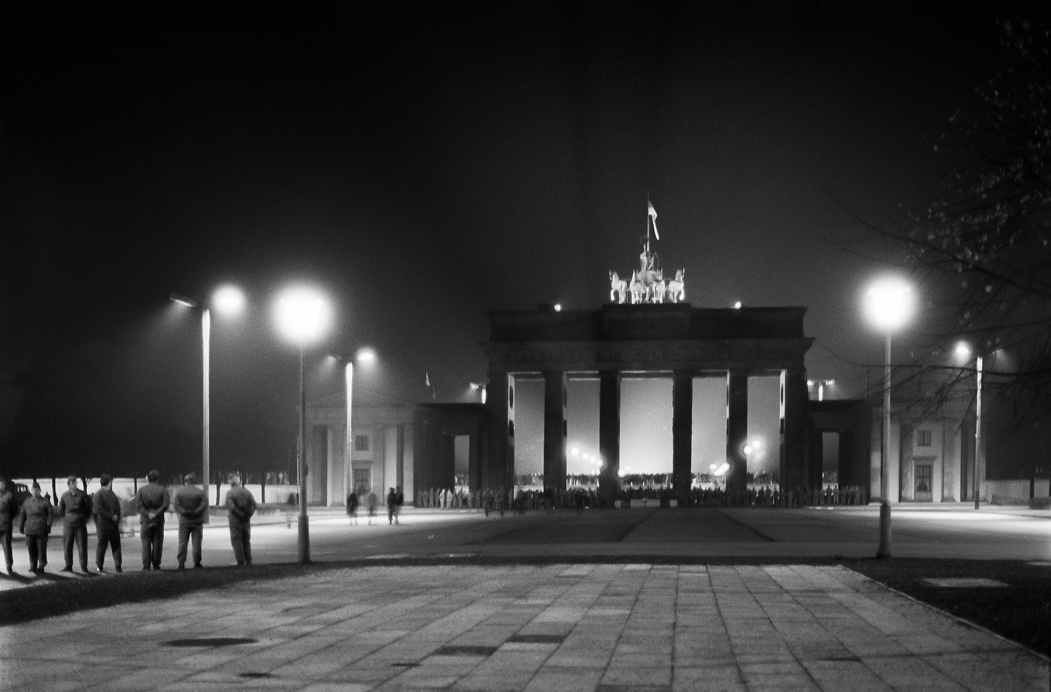 9. November 1989: Blick vom Pariser Platz Richtung Westen