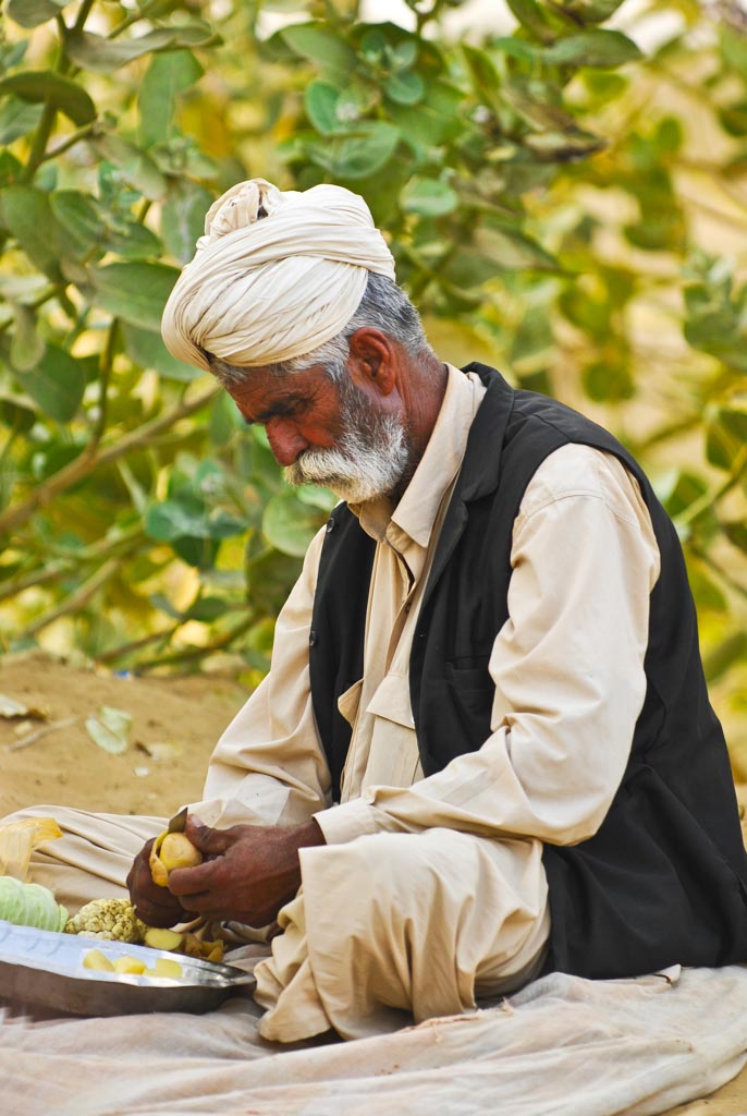 Nomad cooking in the desert of Jaisalmer, India