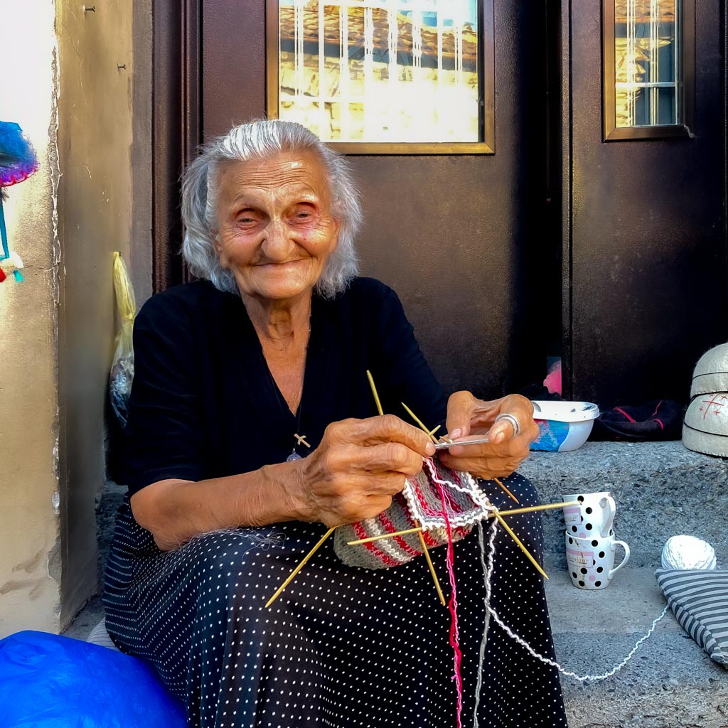 Strickende Frau, Sighnaghi, Georgien