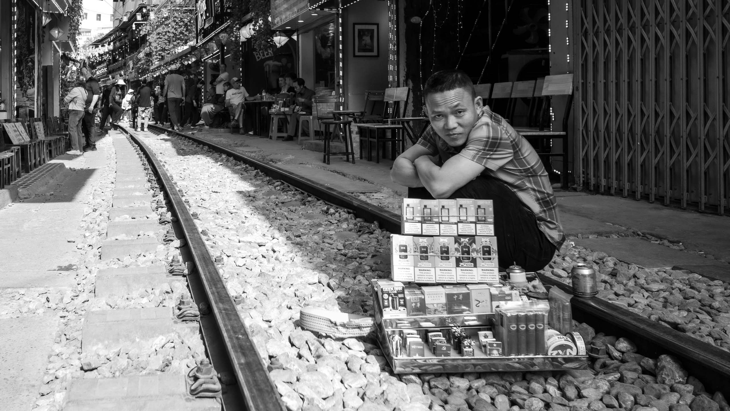 Zigarettenhändler, Train Street, Altes Viertel, Hanoi