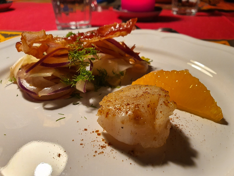 Pétoncles grillés avec salade d'orange au fenouil