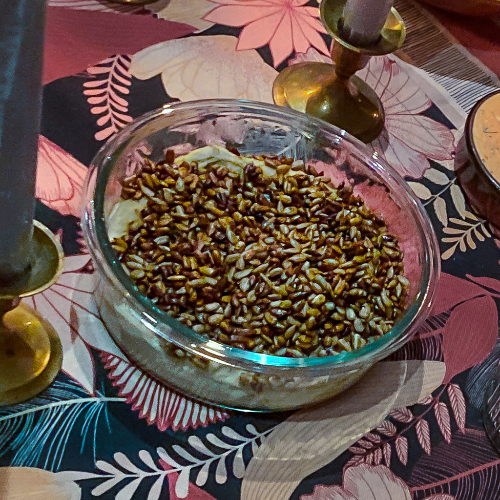 Hummus mit karamellisierten Sonnenblumenkernen