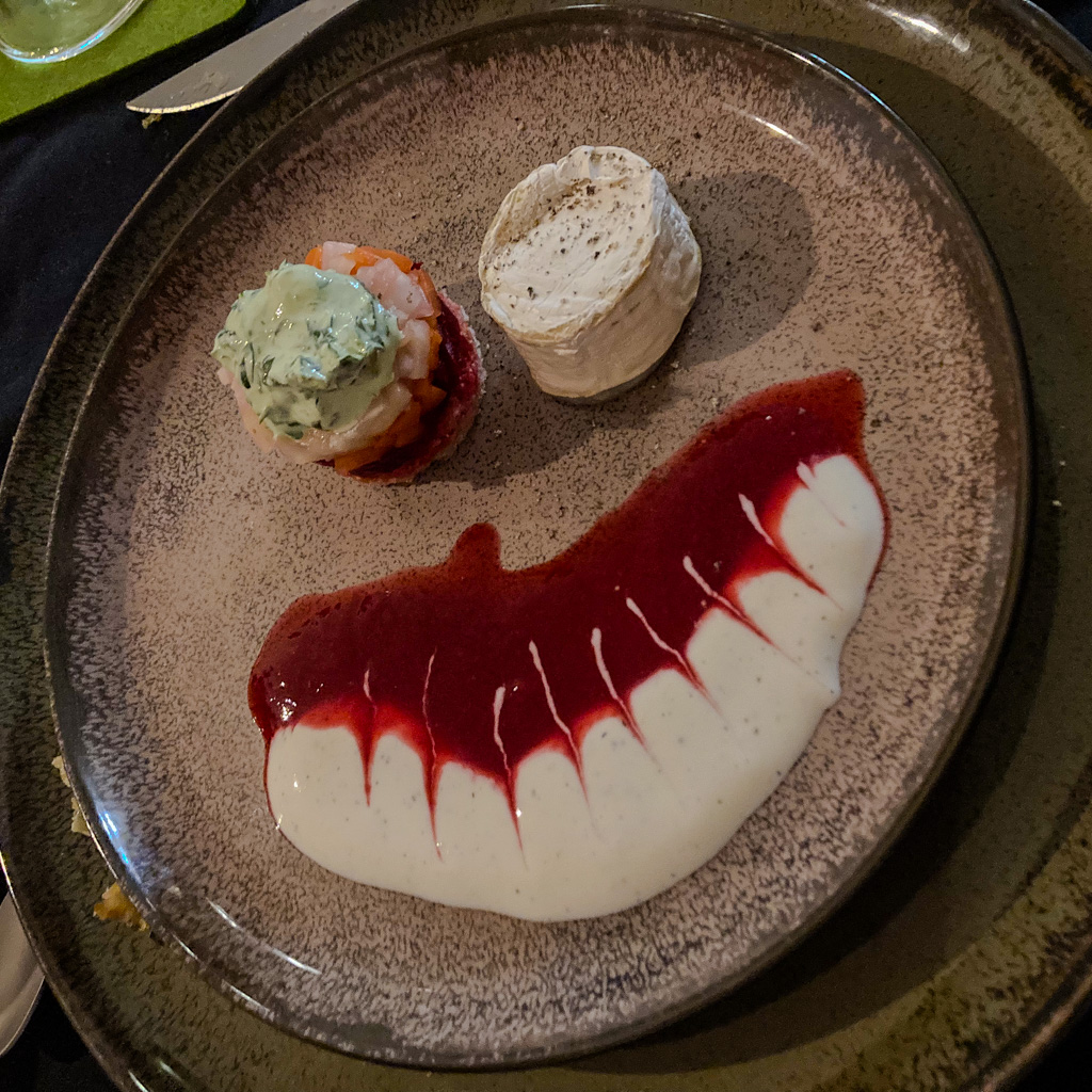 Tourelles de légumes avec fromage de chèvre chaud à la mousse de framboise piquante