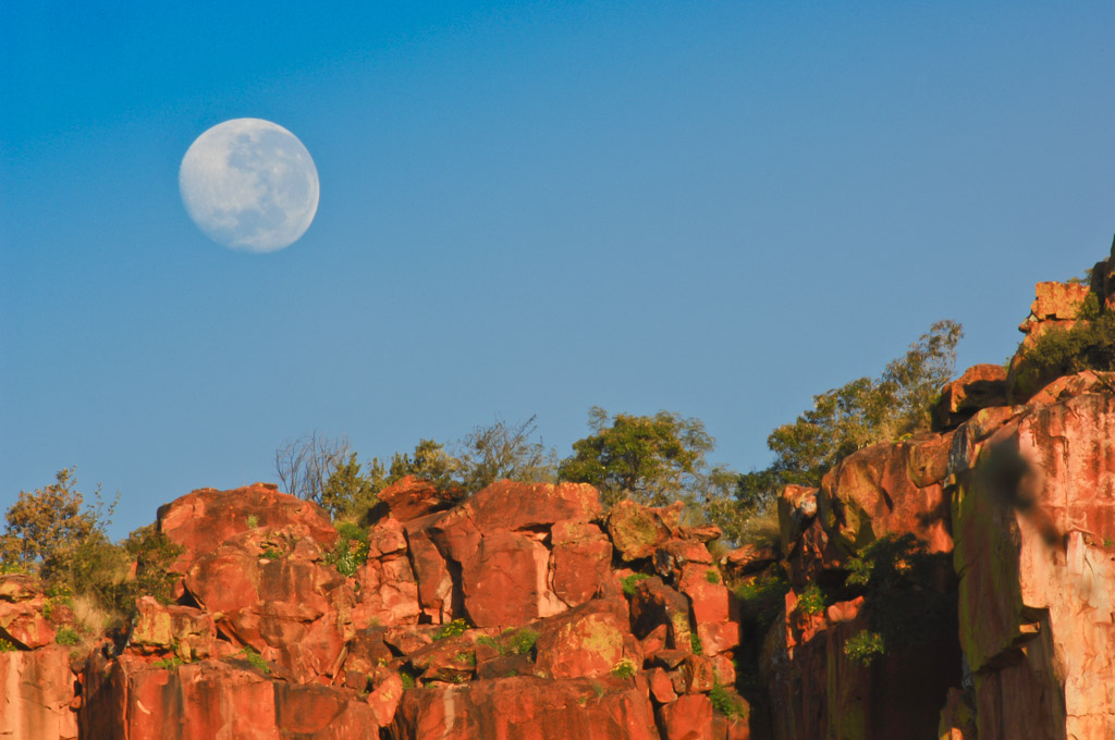 Mond über dem Waterberg Plateau