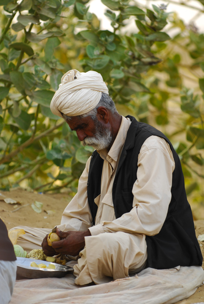 Nomad cooking in the desert of Jaisalmer, India