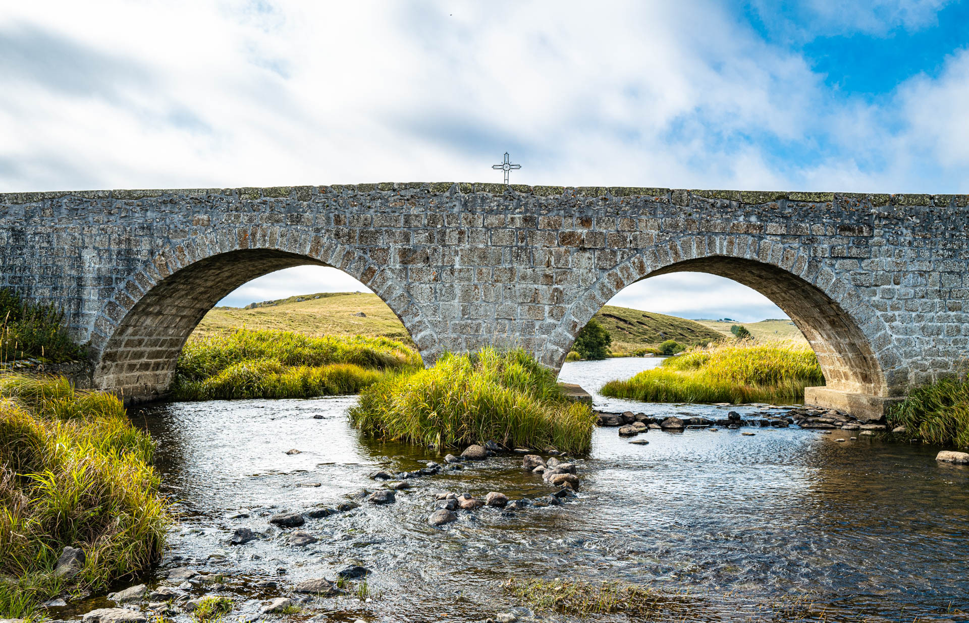 Le pont sur le Bes, Auvergne, Frankreich