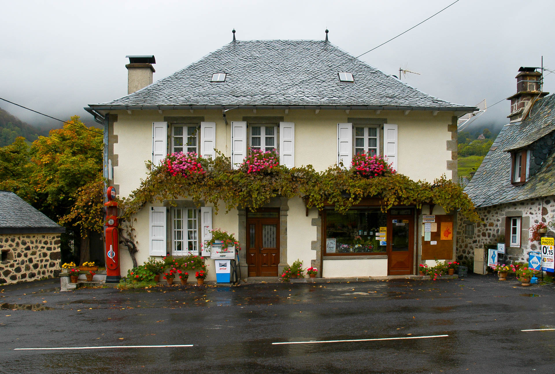 Tankstelle in St Julien de Jordanne, Auvergne