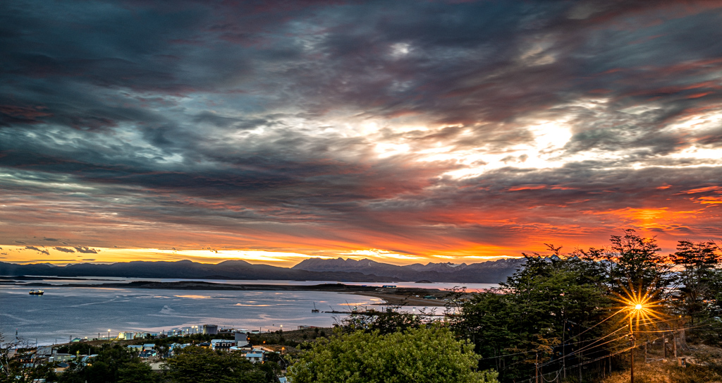 Bucht von Ushuaia im Abendrot