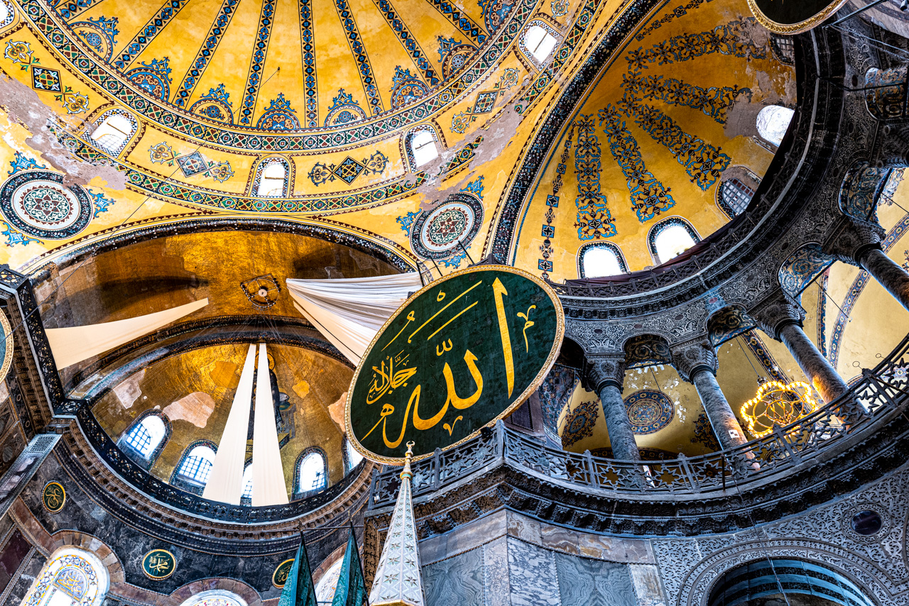 Kuppeln der Hagia Sophia mit verhängten christlichen Darstellungen