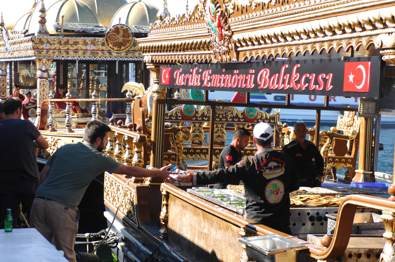 Warme Makrelen vom "Historischen Eminönü Fischer"